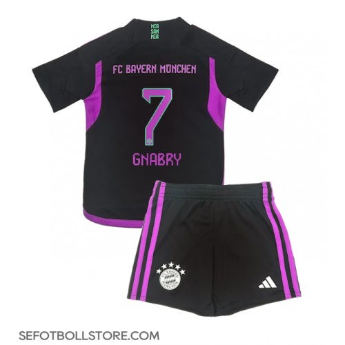Bayern Munich Serge Gnabry #7 Replika babykläder Bortaställ Barn 2023-24 Kortärmad (+ korta byxor)
